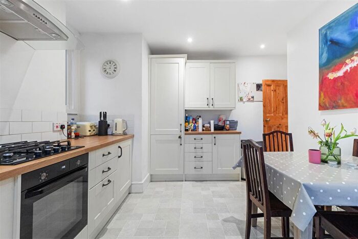 2 Bedroom Flat To Rent In Dumbarton Road, London, SW2