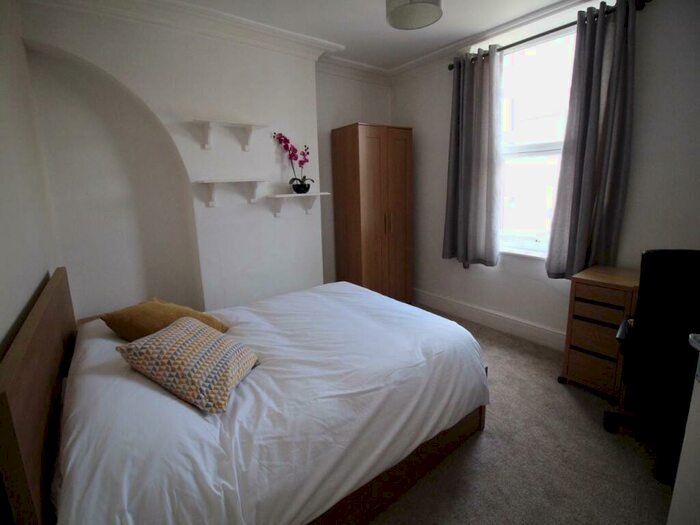 2 Bedroom Flat To Rent In Apartment, Bangor, Gwynedd, LL57