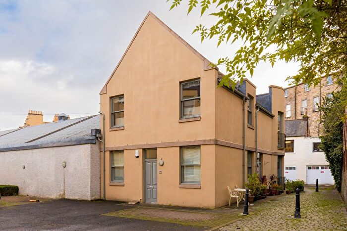 2 Bedroom Flat For Sale In Broughton Market, Edinburgh, EH3