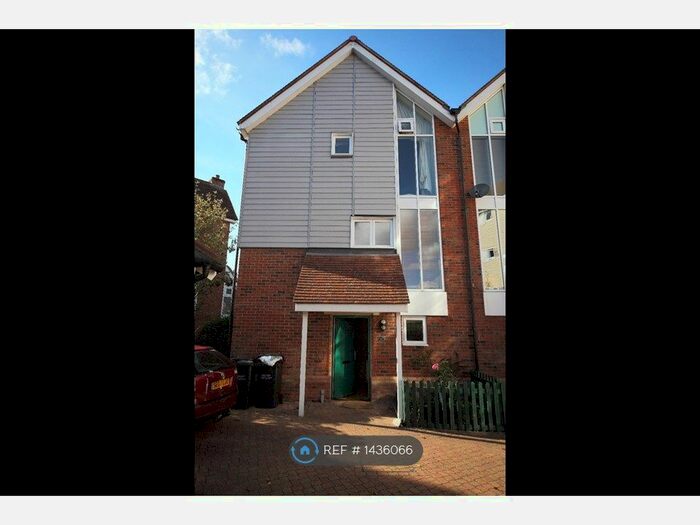 3 Bedroom Semi-Detached House To Rent In Lindel Court, West Malling, ME19