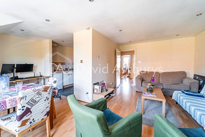 2 Bedroom Flat To Rent In Tottenham Lane, Crouch End, London, N8