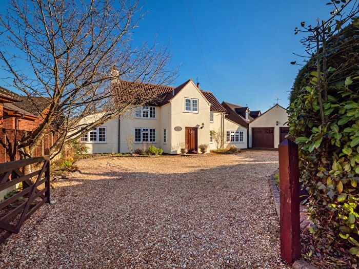 4 Bedroom Detached House For Sale In Foulsham Road, Bintree, NR20