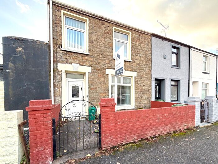 3 Bedroom End Terrace House For Sale In Brecon Road, Hirwaun, Aberdare, CF44