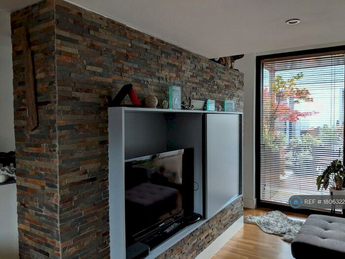 2 Bedroom Terraced House To Rent In Reservoir Street, Salford, M6