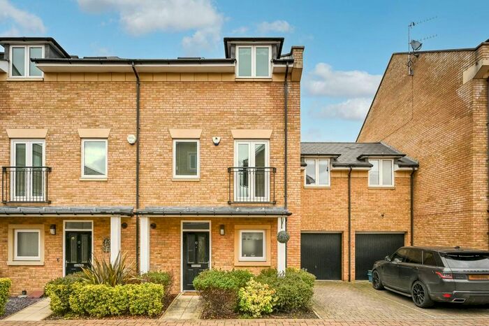 4 Bedroom Property To Rent In Marbaix Gardens, Osterley, Isleworth, TW7