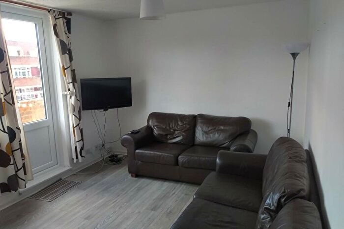 3 Bedroom Flat To Rent In Watney Market, London, E1