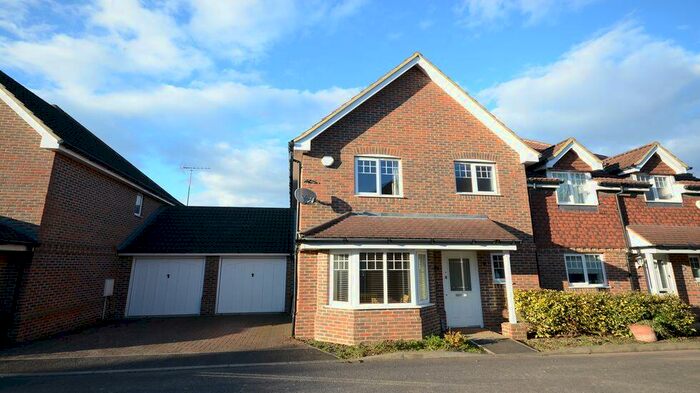3 Bedroom Semi-Detached House To Rent In Heather Hill Close, Earley, RG6