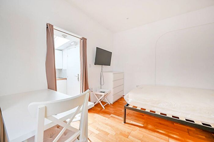1 Bedroom Studio To Rent In Fitzneal Street, Shepherd's Bush, London, W12