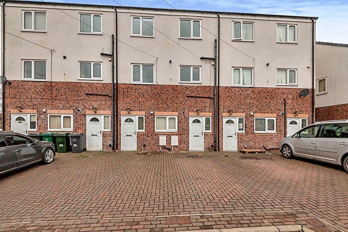 3 Bedroom Town House To Rent In Wellington Court, Woodside, Bradford, BD6