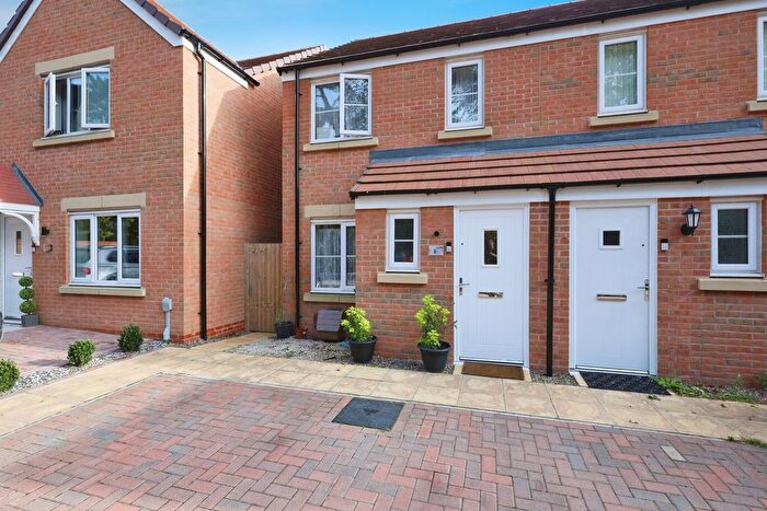 2 Bedroom End Terrace House For Sale In Alwyn Close, Northampton, Northamptonshire, NN2
