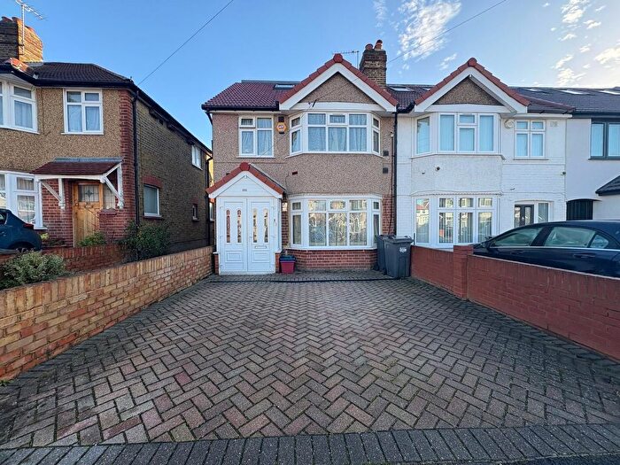 4 Bedroom Semi-Detached House To Rent In Ash Grove, Hounslow, TW5
