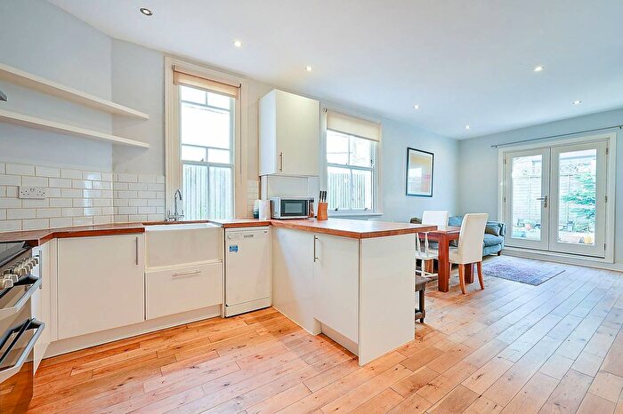 2 Bedroom Flat To Rent In Ormiston Grove, Shepherd's Bush, London, W12