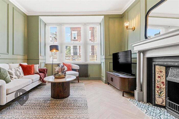 2 Bedroom Flat For Sale In Haldon Road, London, SW18