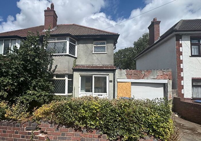 3 Bedroom Semi-Detached House For Sale In St. Pauls Road, Smethwick, West Midlands, B66