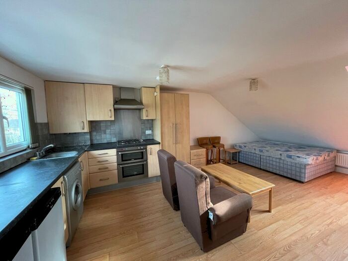 Studio To Rent In Kingsbridge Crescent, Southall, UB1