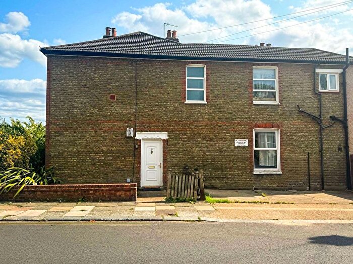 2 Bedroom Flat For Sale In Ravensbourne Road, London, SE6