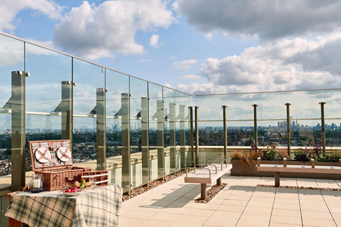 2 Bedroom Apartment To Rent In Apex Gardens, Seven Sisters London, N15