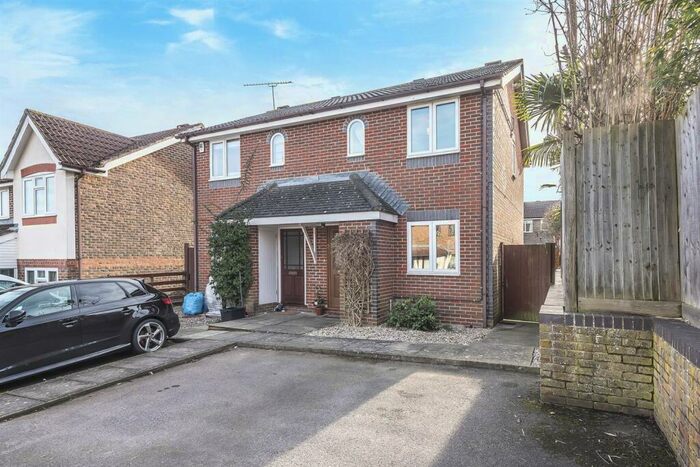 2 Bedroom Semi-Detached House To Rent In Stephen Close, Twyford, RG10