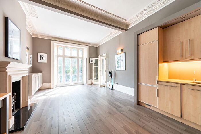 1 Bedroom Flat To Rent In Royal Crescent, Kensington, London, W11