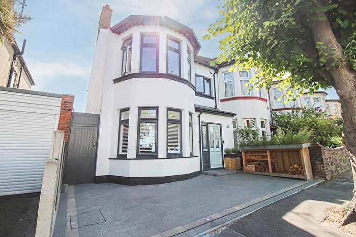 4 Bedroom End Of Terrace House For Sale In Fairmead Avenue, Westcliff-on-Sea, SS0