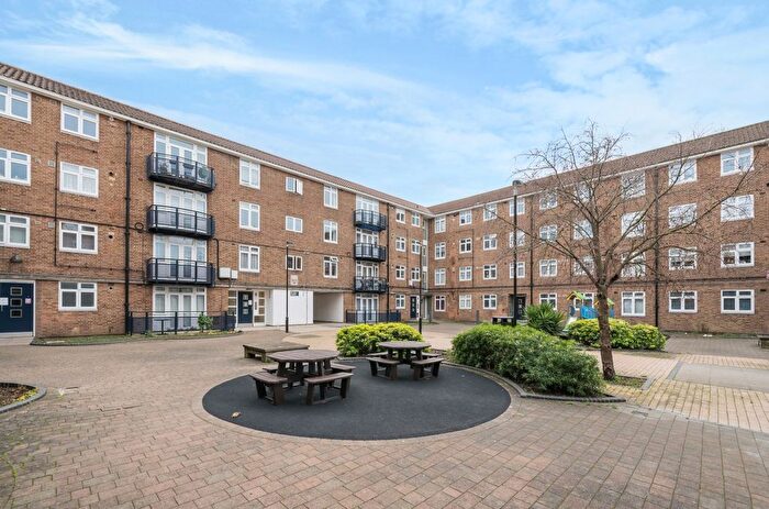 3 Bedroom Flat To Rent In Brixton Road, London, SW9