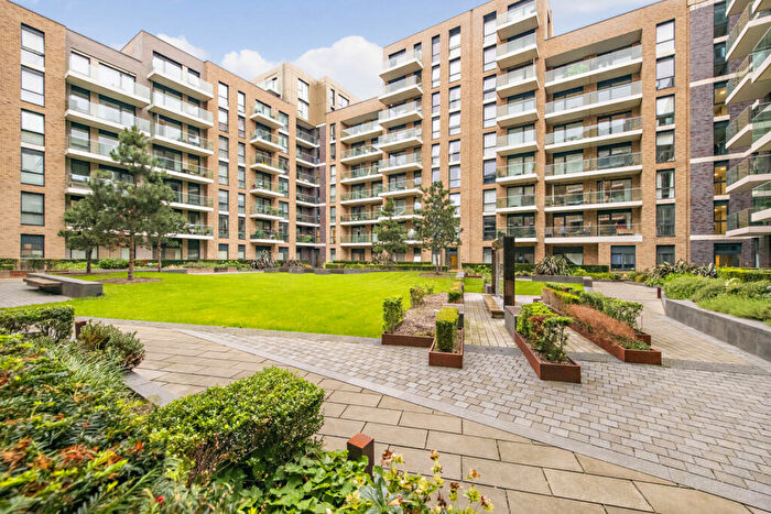 2 Bedroom Flat To Rent In Hamond Court, Queenshurst Square, KT2