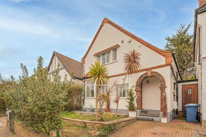 3 Bedroom House To Rent In Wentworth Road, Golders Green, London, NW11