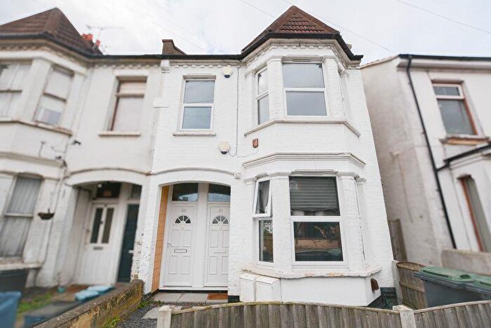 3 Bedroom Flat To Rent In Stromness Place, Southend-On-Sea, SS2