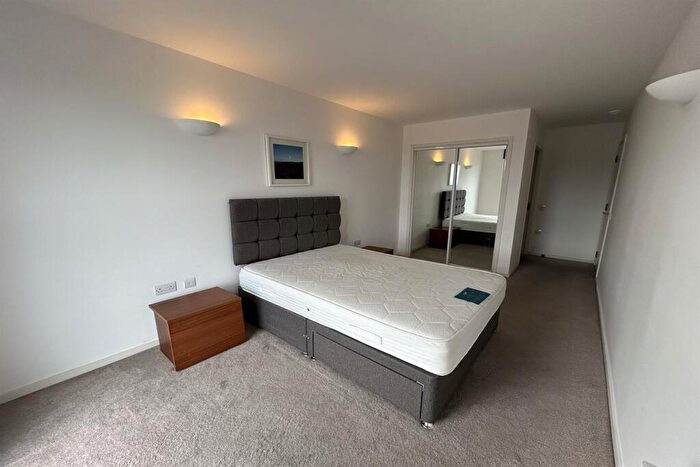2 Bedroom Apartment To Rent In , Skyline Central, M4