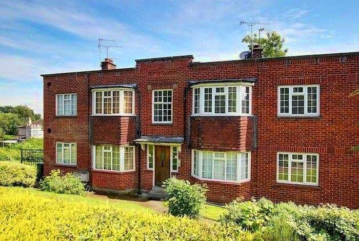 2 Bedroom Apartment To Rent In Crescent View, Loughton, IG10
