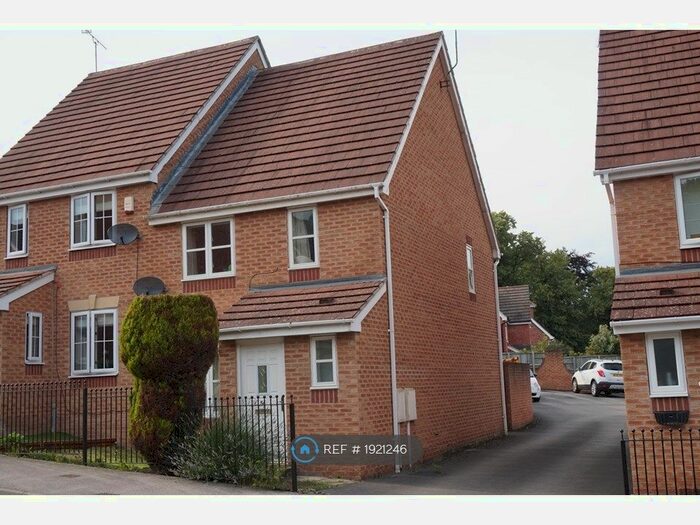 3 Bedroom Semi-Detached House To Rent In Middlewood Drive, Sheffield, S6