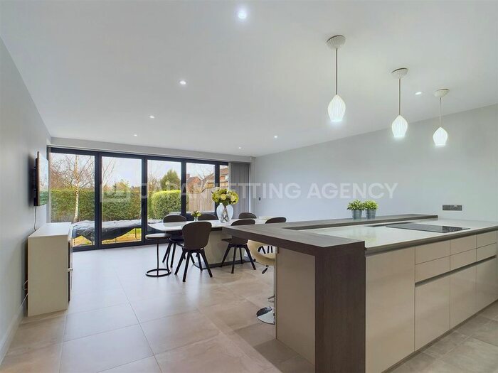 3 Bedroom Detached House For Sale In Burnett Close, Winchester, SO22
