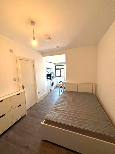 Studio To Rent In North Circular Road, N13