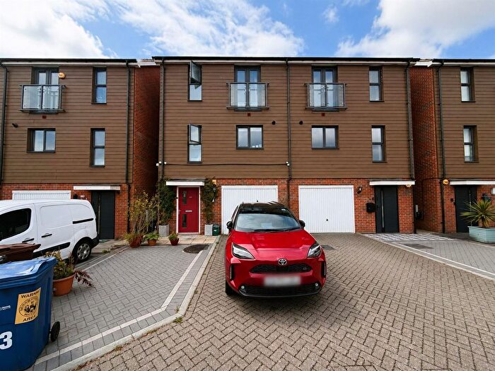 3 Bedroom Property To Rent In Brinson Way, Aveley, South Ockendon, RM15