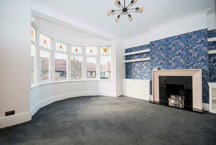 2 Bedroom Flat To Rent In Hillside Crescent, Leigh On Sea, Essex, SS9