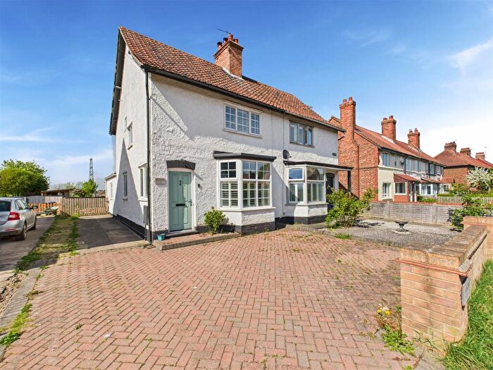 3 Bedroom Semi-Detached House For Sale In Main Street, Broomfleet, HU15