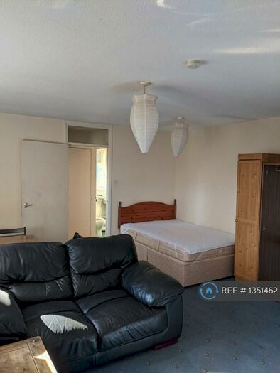 Studio To Rent In Brittain Court, Sandhurst, GU47