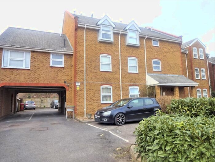 Houses for sale & to rent in HA3 6HA, College Avenue, Harrow Weald Harrow