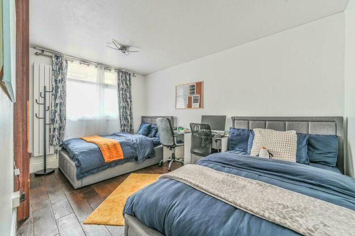 2 Bedroom Flat To Rent In Winstanley Road, Clapham Junction, London, SW11