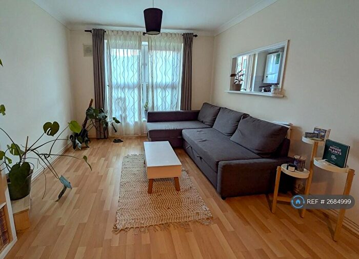 2 Bedroom Flat To Rent In Hackney Road, London, E2