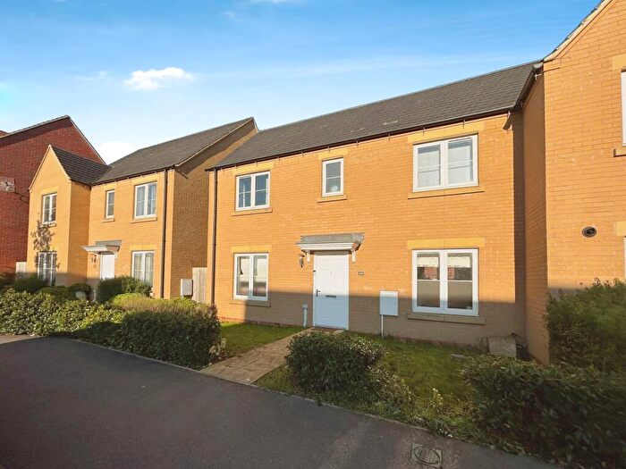 3 Bedroom Semi-Detached House To Rent In Longford Park Road, Banbury, Oxfordshire, OX15