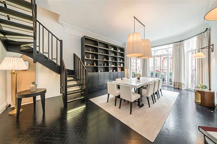 3 Bedroom Flat To Rent In Pont Street, South Kensington, SW1X