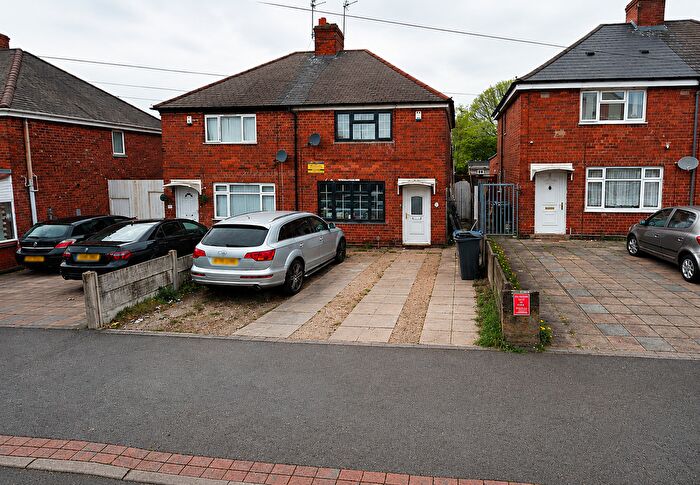 3 Bedroom Semi-detached House For Sale In Claypit Lane, West Bromwich, B70