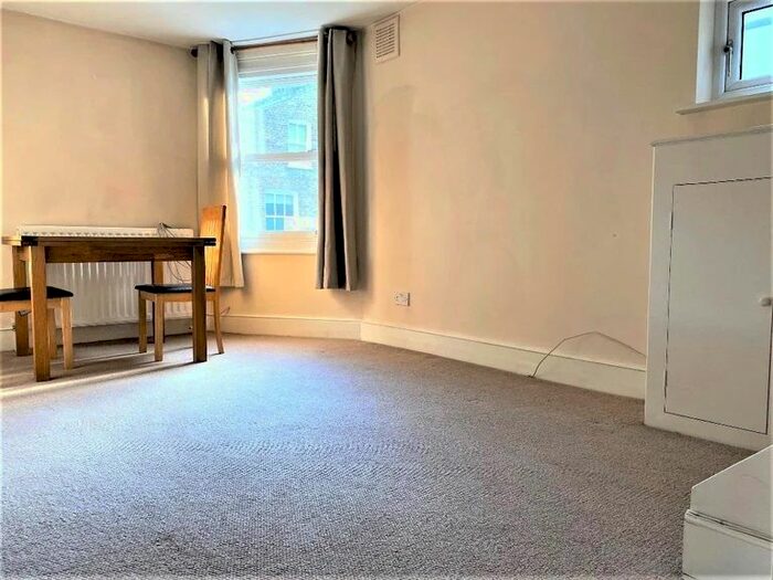 2 Bedroom Flat To Rent In Comyn Road, London, SW11
