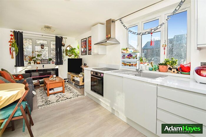 3 Bedroom Flat To Rent In Diploma Court, East Finchley, N2