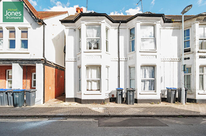 2 Bedroom Flat To Rent In Thorn Road, Worthing, West Sussex, BN11