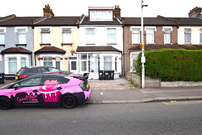 2 Bedroom Flat To Rent In Green Lane, Ilford, London, IG3