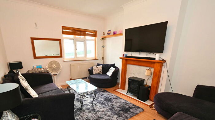 2 Bedroom Flat For Sale In St. Marys Lane, Upminster, RM1