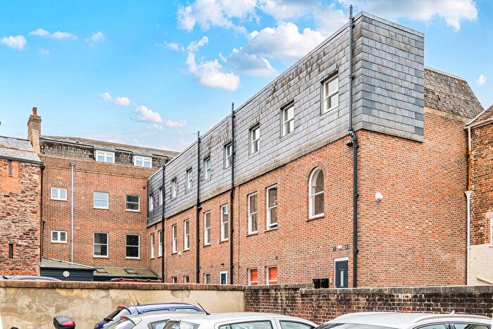 2 Bedroom Flat For Sale In The Crescent, Taunton, TA1