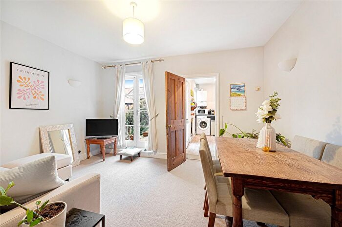 2 Bedroom Flat To Rent In Emu Road, London, SW8